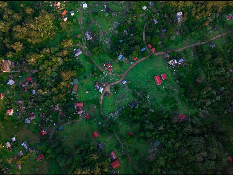 Vista aérea con dron del bosque mesófilo y el poblado en la Reserva El Cielo